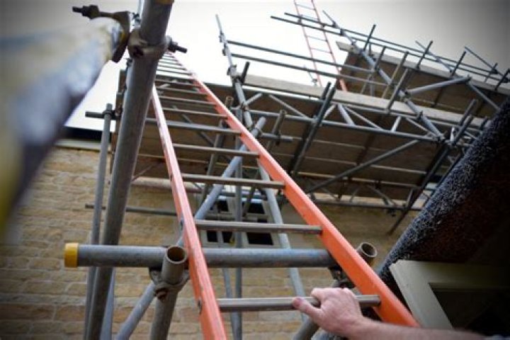 Can you put a ladder on scaffolding