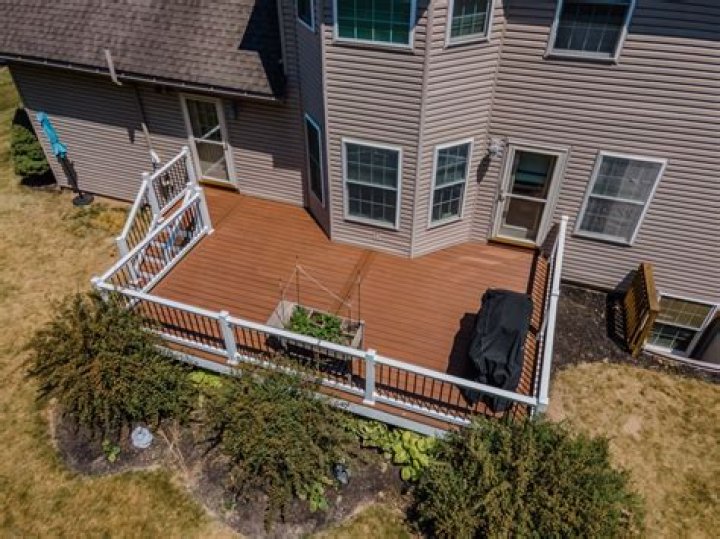 Does vinyl decking get hot