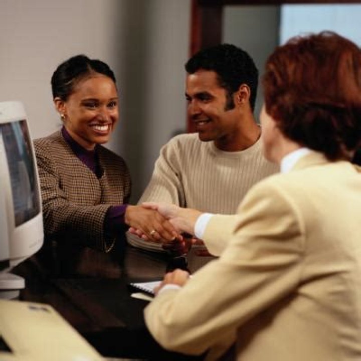 How do banks respond to a lower discount rate