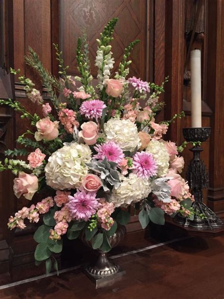 How do you arrange altar flowers