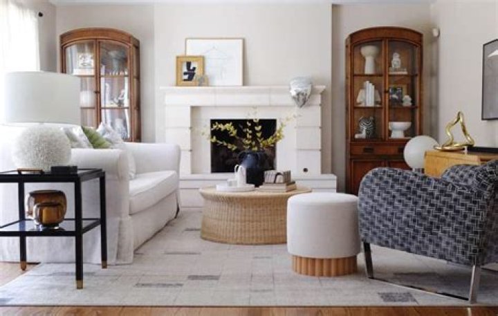 How do you arrange furniture in front of a fireplace