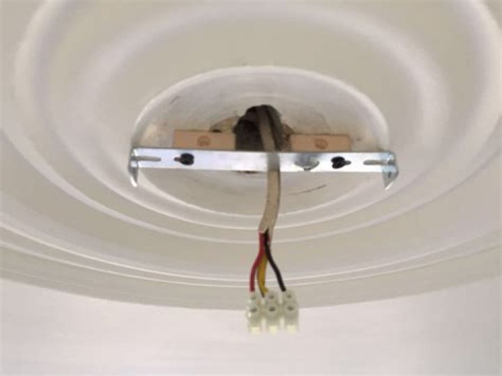 How do you hang a ceiling rose