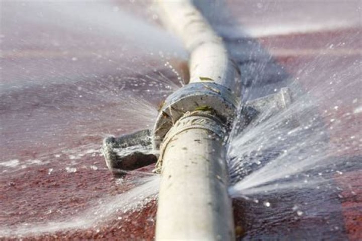 How do you know if a pipe has burst in the ground