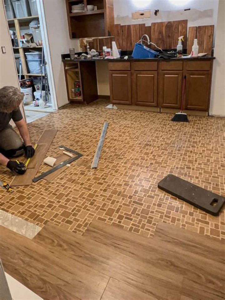 How do you lay linoleum with a seam