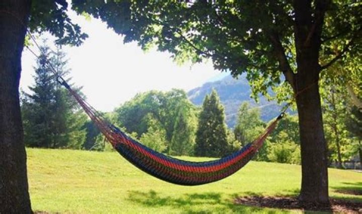 How do you make a paracord hammock