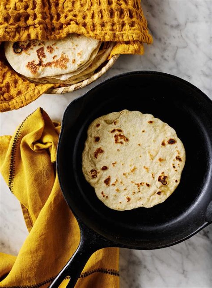 How do you make flour tortillas in a pan