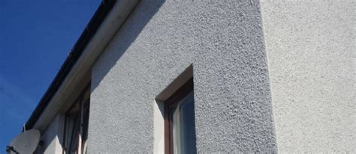How do you pebble dash a house