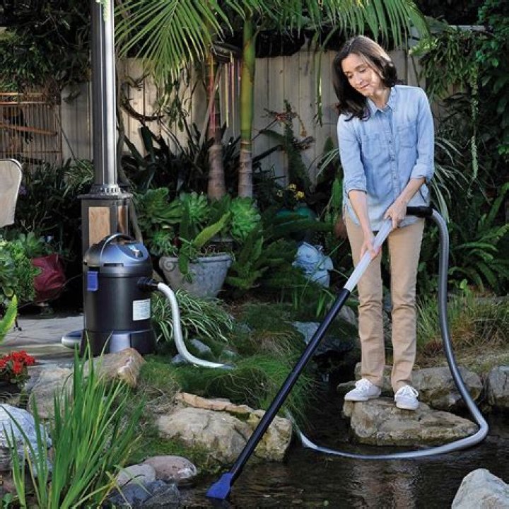 How do you use a Oase pond vacuum