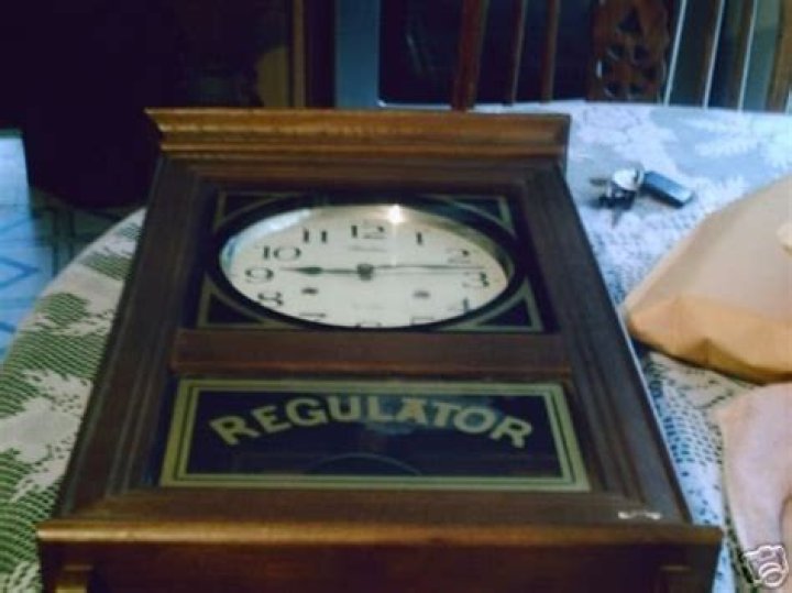 How do you wind a regulator clock