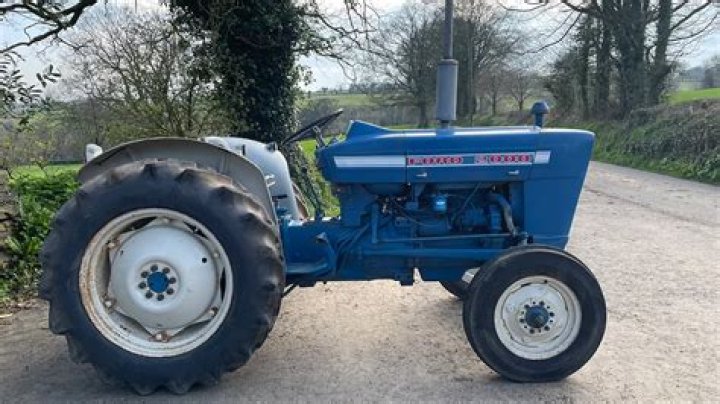 How much horsepower does a Ford 2000 tractor have