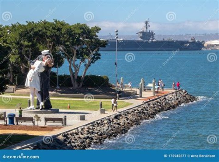 How tall is the kissing statue in San Diego