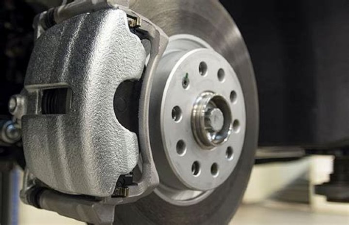 Should brake pads move freely in caliper