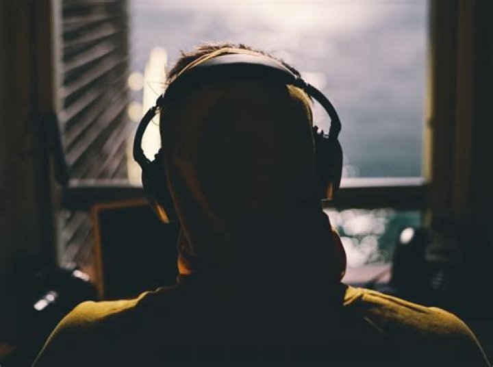 What does 8d audio do to your brain