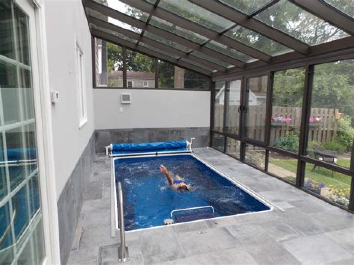 What is an edgeless pool