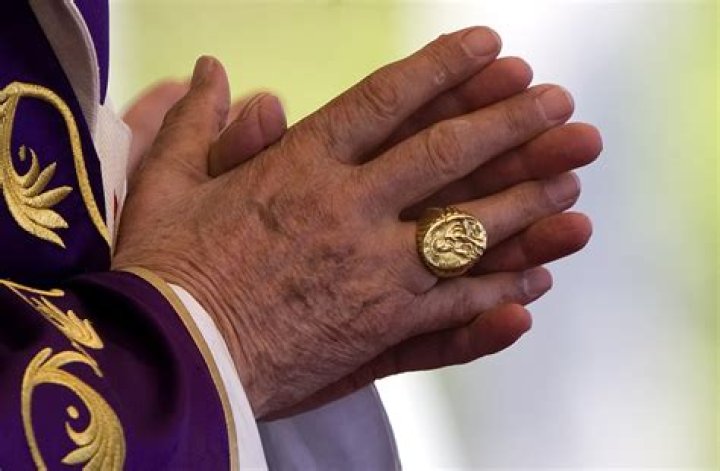 What jewelry does the Pope wear