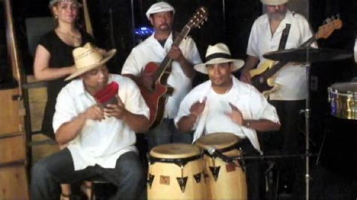 What type of music do people listen to in Puerto Rico