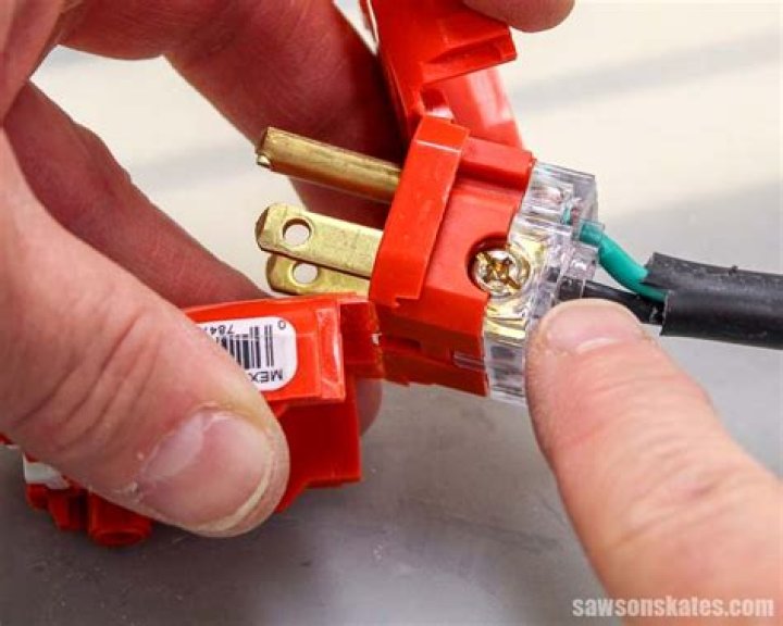 Which slot on plug is hot